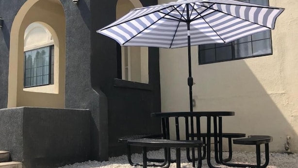 Outdoor dining - 8th & Ardmore  (Los Angeles)