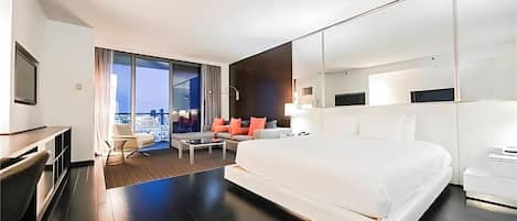 Suite Deluxe, balcon, vue sur la ville | Coffre-fort, accès au Wi-Fi (inclus), literie fournie