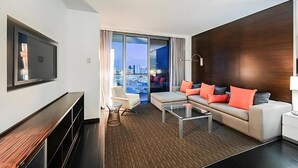 Deluxe-Suite, Balkon, Stadtblick | Wohnbereich