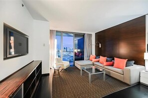 Deluxe Suite, Balcony, City View | Living area