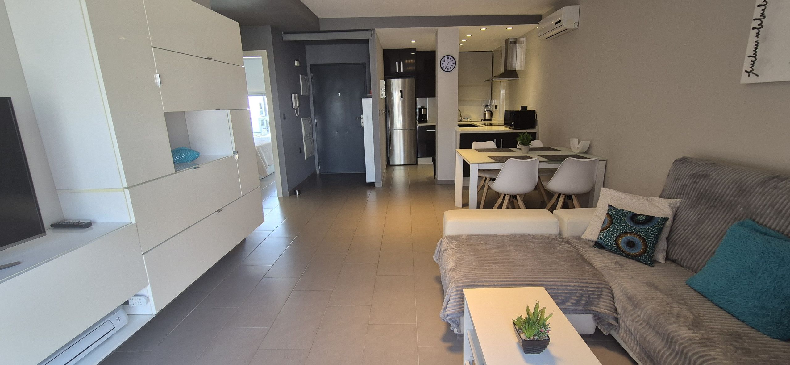 Un apartamento moderno con sala de estar, comedor y cocina.