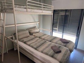 A bunk bed room with a window and blinds. - Penthouse Oasis Beach II la Zenia (Orihuela)