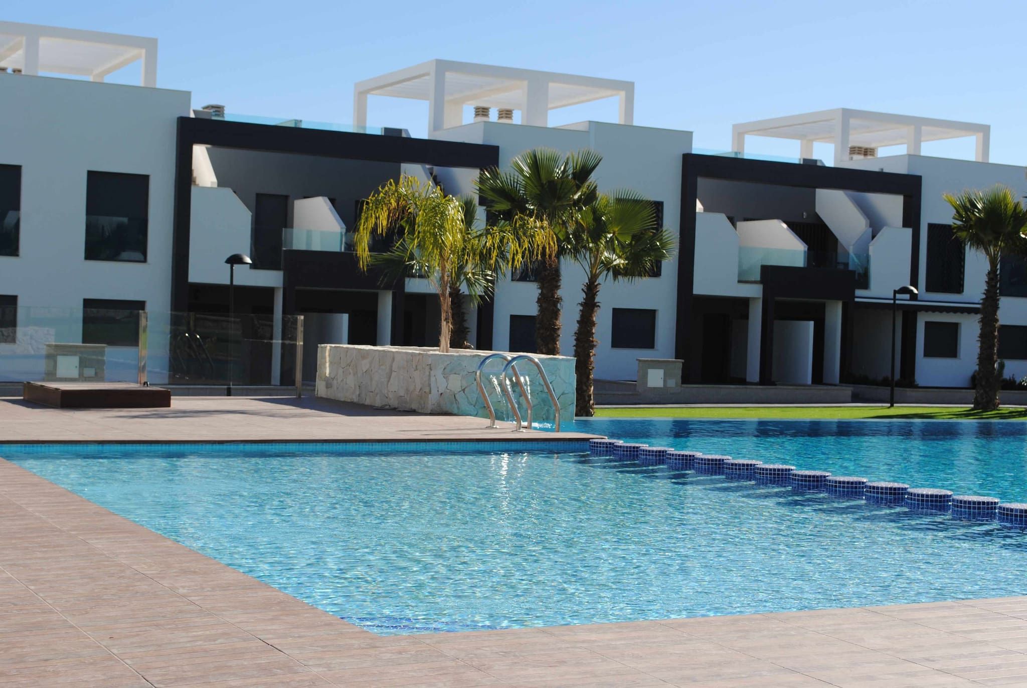 Un edificio moderno con piscina delantera.