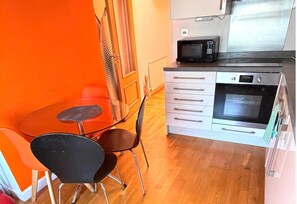 Dining - Apartment Sleeps 8 in Fulham-chelsea (London)