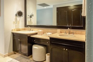 Shower, hair dryer, towels, soap - 2BR Suite in beautiful Cancún (Cancún)