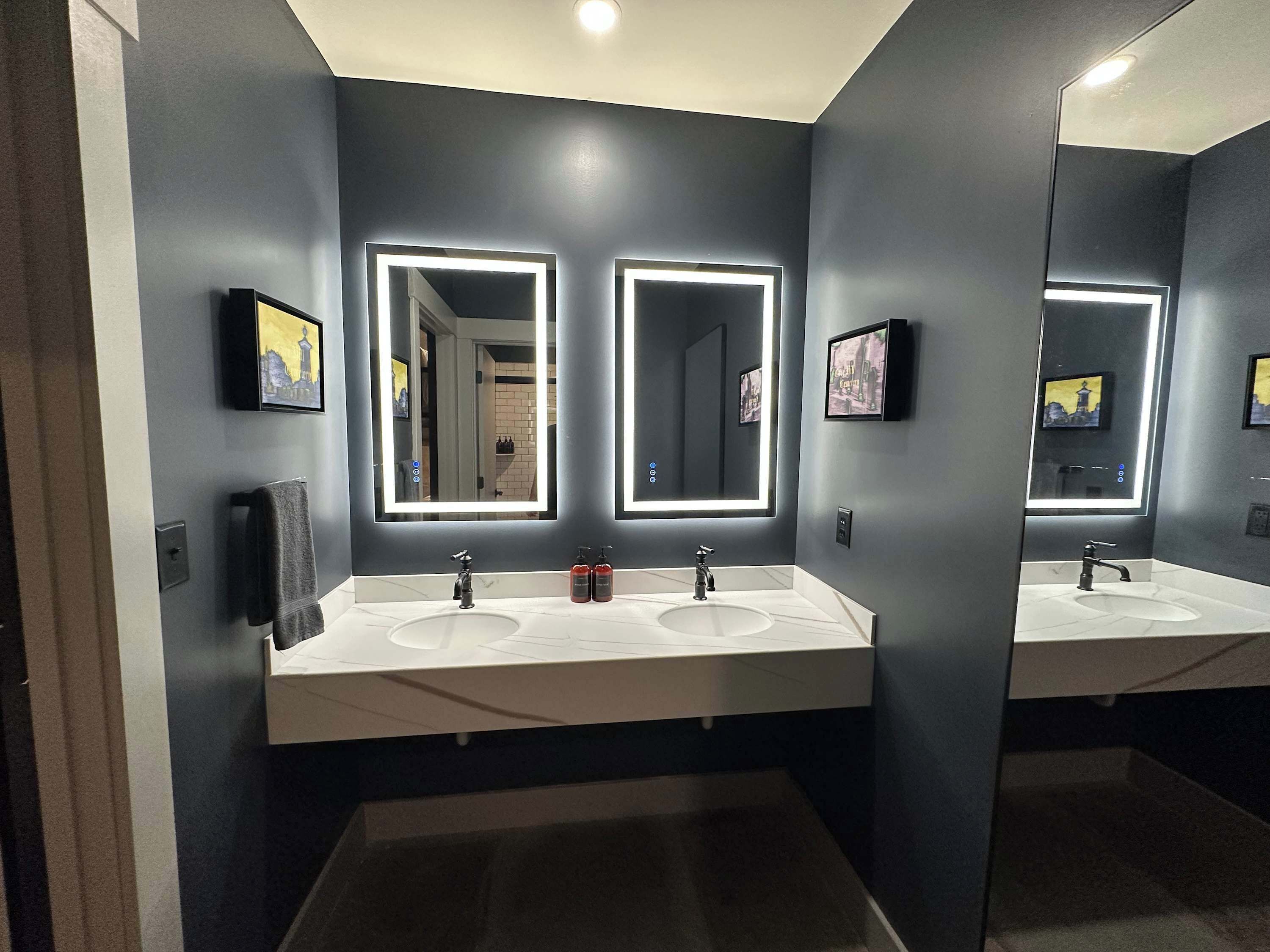 Douche, sèche-cheveux, serviettes fournies, shampoing