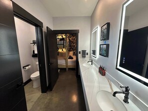 Douche, sèche-cheveux, serviettes fournies, shampoing