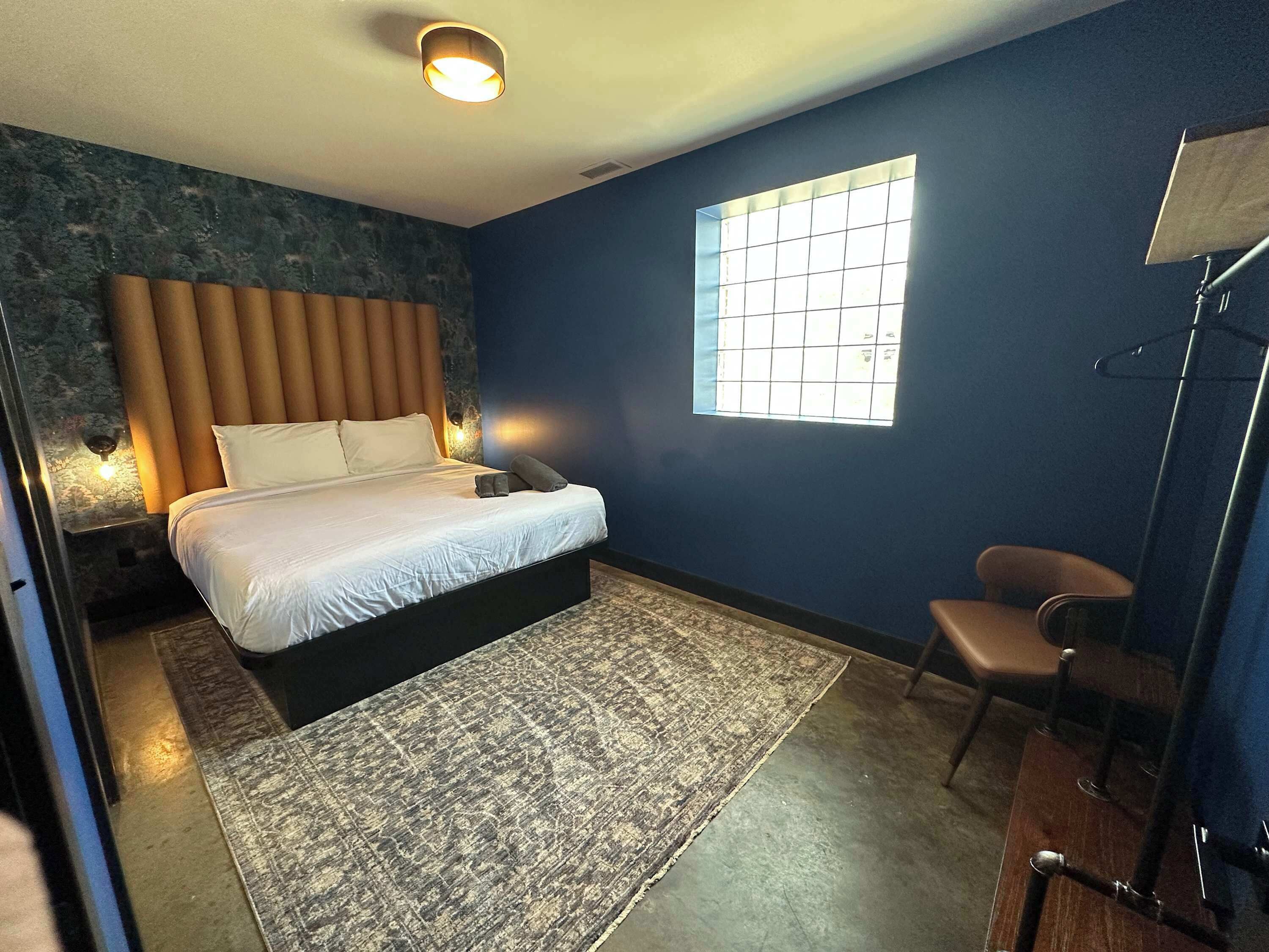 8 bedrooms, iron/ironing board, WiFi, bed sheets