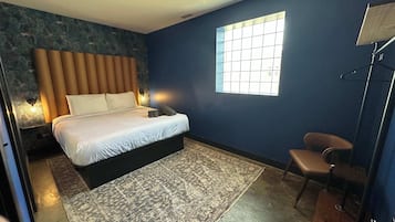 8 bedrooms, iron/ironing board, WiFi, bed sheets