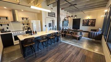 Kaffe- och tebryggare, kylskåp, mikrovågsugn och ugn