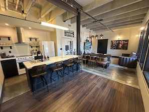 Kaffe- och tebryggare, kylskåp, mikrovågsugn och ugn