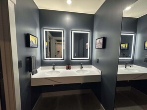 Douche, sèche-cheveux, serviettes fournies, shampoing