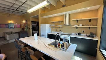 Coffee/tea maker, fridge, microwave, oven