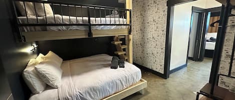 4 bedrooms, desk, iron/ironing board, WiFi