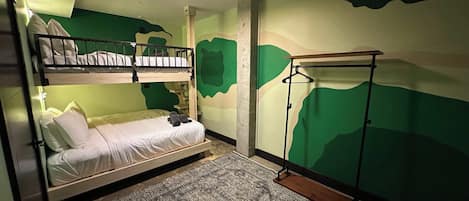 4 bedrooms, iron/ironing board, WiFi, bed sheets