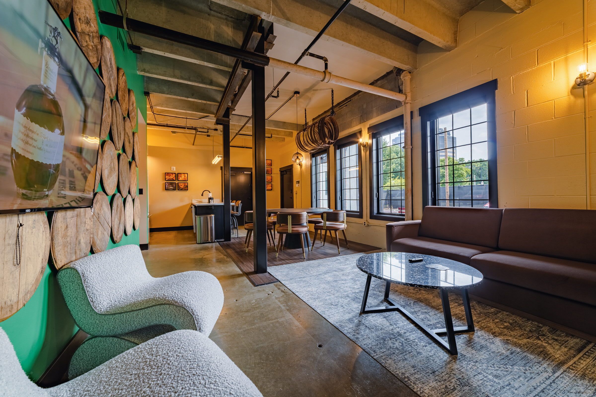 Ein modernes Interieur mit Essbereich, Sofas und einem Couchtisch.