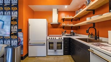 Coffee/tea maker, fridge, microwave, oven