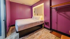 A bedroom with a bed, a headboard, a bedside table, a wall-mounted light, and a door. - Sleep24 12Beds 8BR Super Stays A12 Low W Stakes Ex (Louisville)