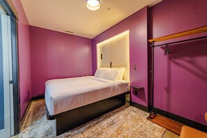 A bedroom with a bed, a headboard, a bedside table, a wall-mounted light, and a door. - Sleep24 12Beds 8BR Super Stays A12 Low W Stakes Ex (Louisville)