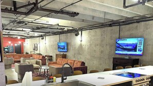 A modern lounge area with sofas, a coffee table, and a long table with a sink. - Sleep12 6Beds 4BR Super Stays A12 Whirlaway 210 (Louisville)