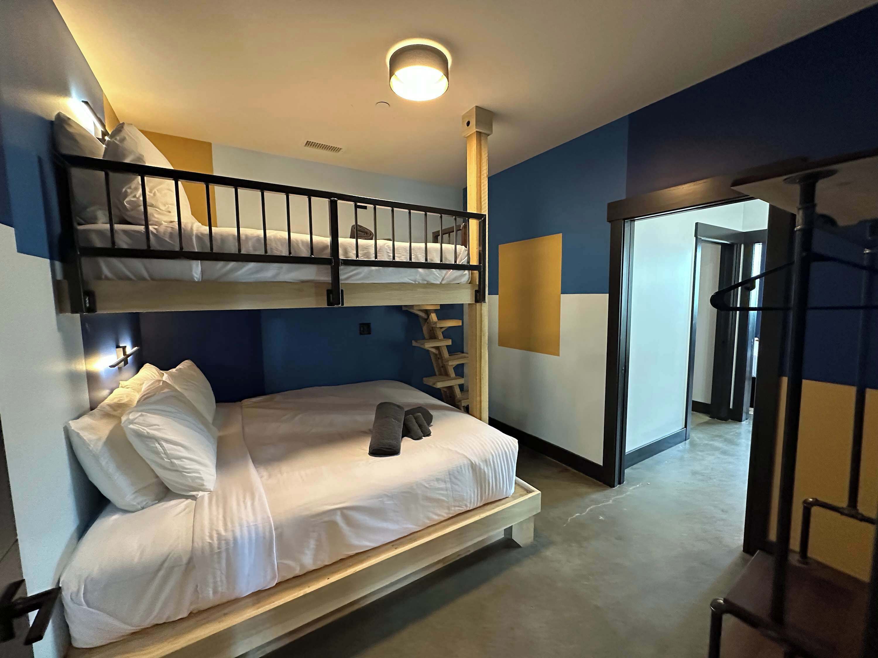 8 bedrooms, desk, iron/ironing board, WiFi