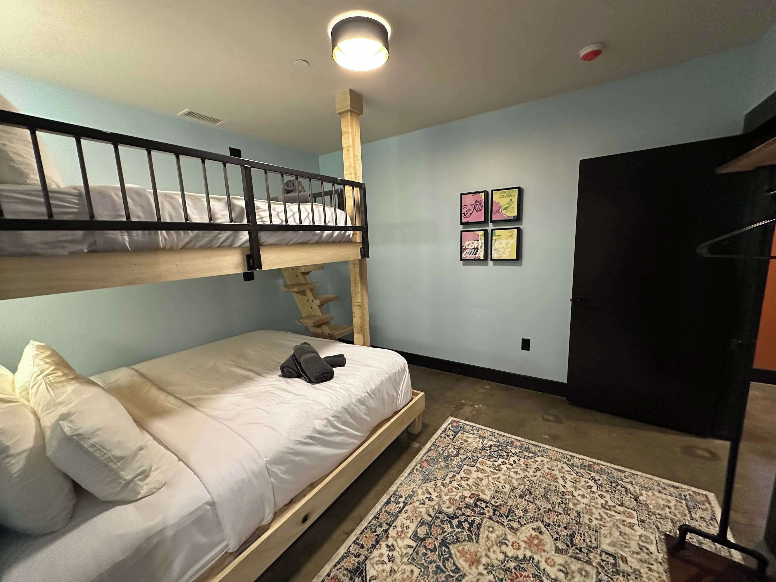 4 bedrooms, iron/ironing board, WiFi, bed sheets