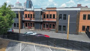 A multi-story building with a parking lot in front. - Sleep12 6Beds 4BR Super Stays A12 Am Pharoah 230 (Louisville)