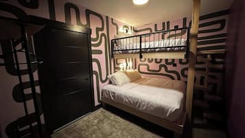 4 bedrooms, iron/ironing board, WiFi, bed sheets
