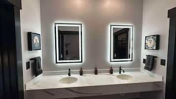 Douche, sèche-cheveux, serviettes fournies, shampoing