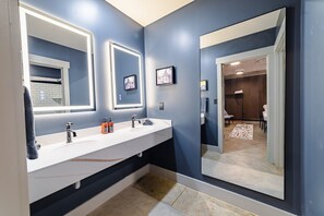 A modern bathroom with two sinks, a large mirror, and a shower area. - Sleep38 27Beds 10BR Super Stays A12 Low E Crown DD (Louisville)
