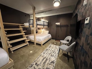1 bedroom, iron/ironing board, WiFi, bed sheets - Sleep8 8Beds 1BR Super Stays A12 Justify B01 (Louisville)