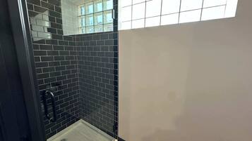 Dusche, Haartrockner, Handtücher, Shampoo