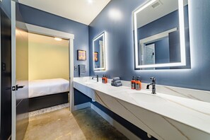 Douche, sèche-cheveux, serviettes fournies, shampoing