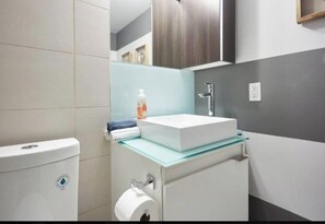 Bathroom - Stylish Toronto 1BR Suite with Balcony and Workspace (Toronto)