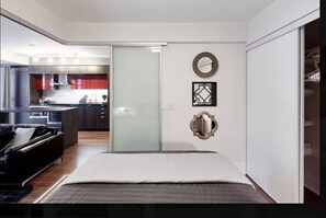 Room - Stylish Toronto 1BR Suite with Balcony and Workspace (Toronto)