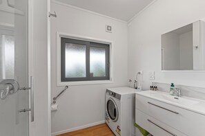 Bathroom - Lakeside Lookout - Acacia Bay Holiday Home (Taupo)