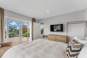 Room - Lakeside Lookout - Acacia Bay Holiday Home (Taupo)