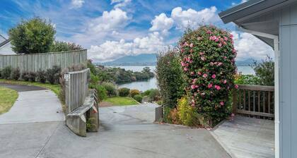 Lakeside Lookout - Acacia Bay Holiday Home