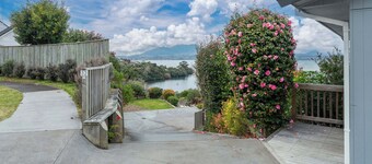 Lakeside Lookout - Acacia Bay Holiday Home