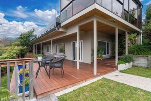Outdoor dining - Lakeside Lookout - Acacia Bay Holiday Home (Taupo)