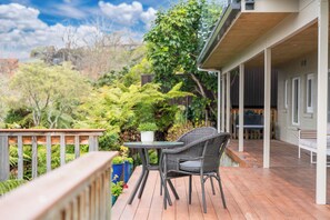 Outdoor dining - Lakeside Lookout - Acacia Bay Holiday Home (Taupo)