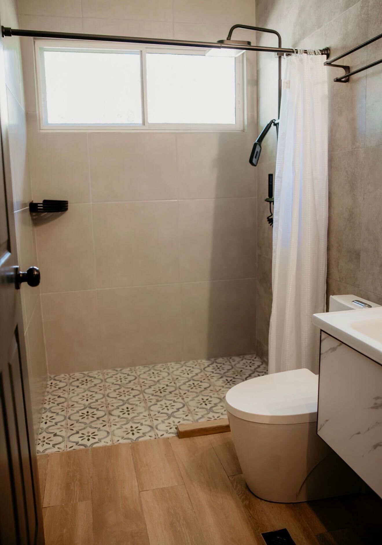 Regadera, toallas, jabón, papel de baño 