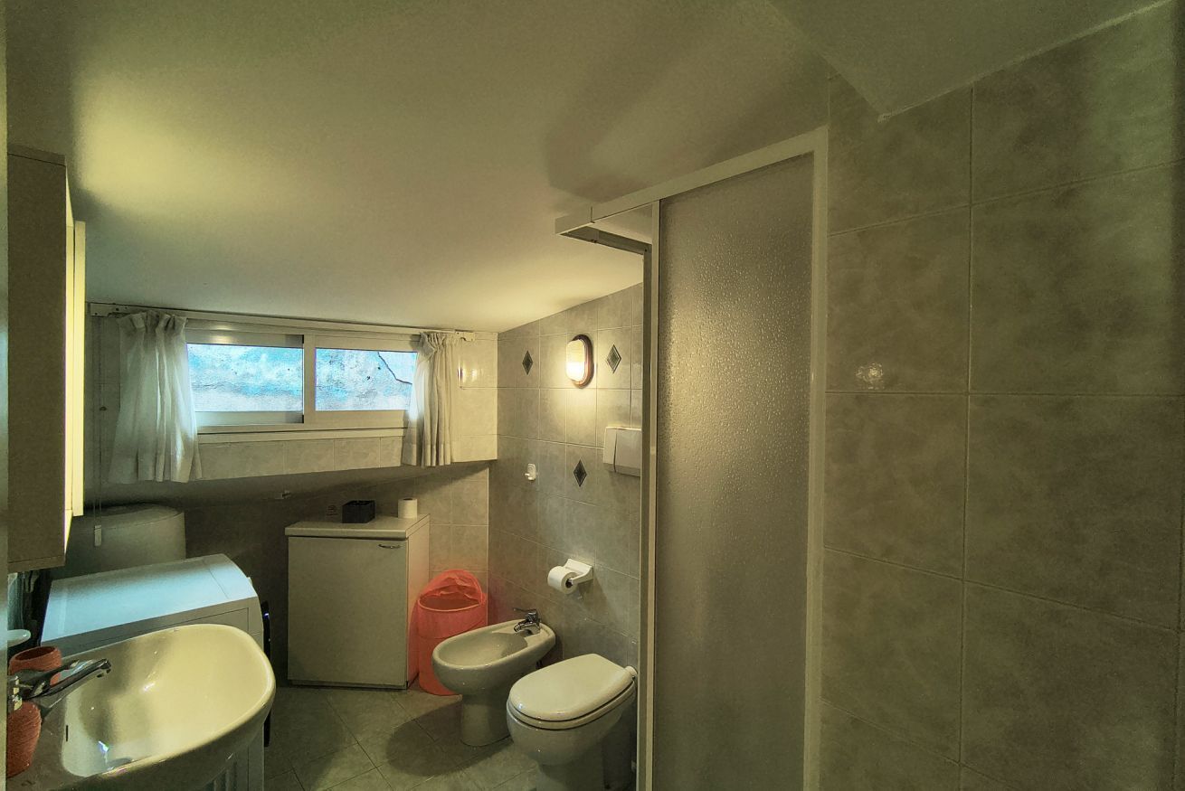 Douche, bidet, serviettes fournies, shampoing