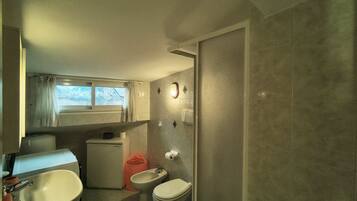 Douche, bidet, serviettes fournies, shampoing