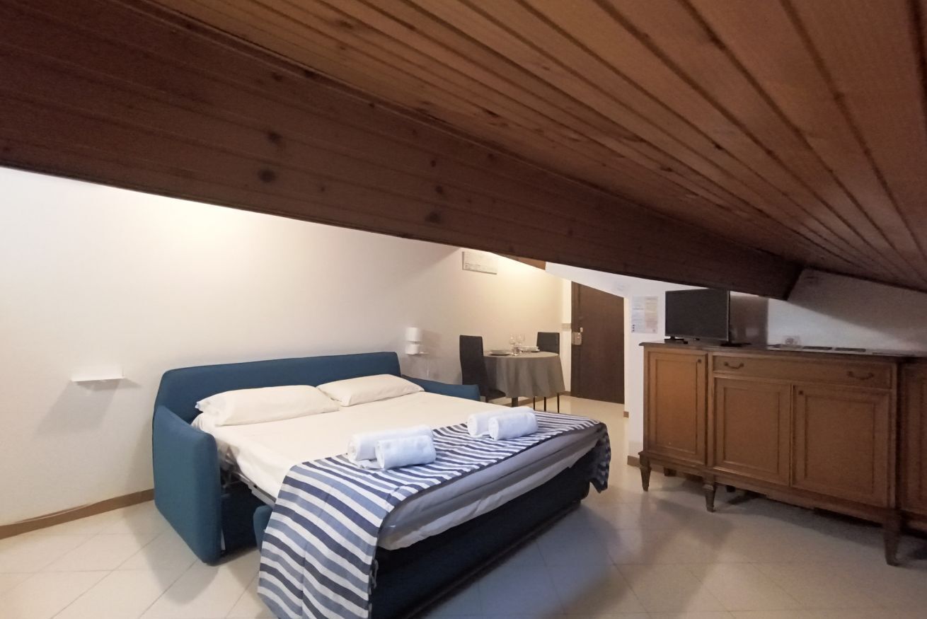 1 chambre, fer et planche à repasser