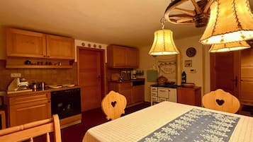 Coffee/tea maker, fridge, oven, stovetop