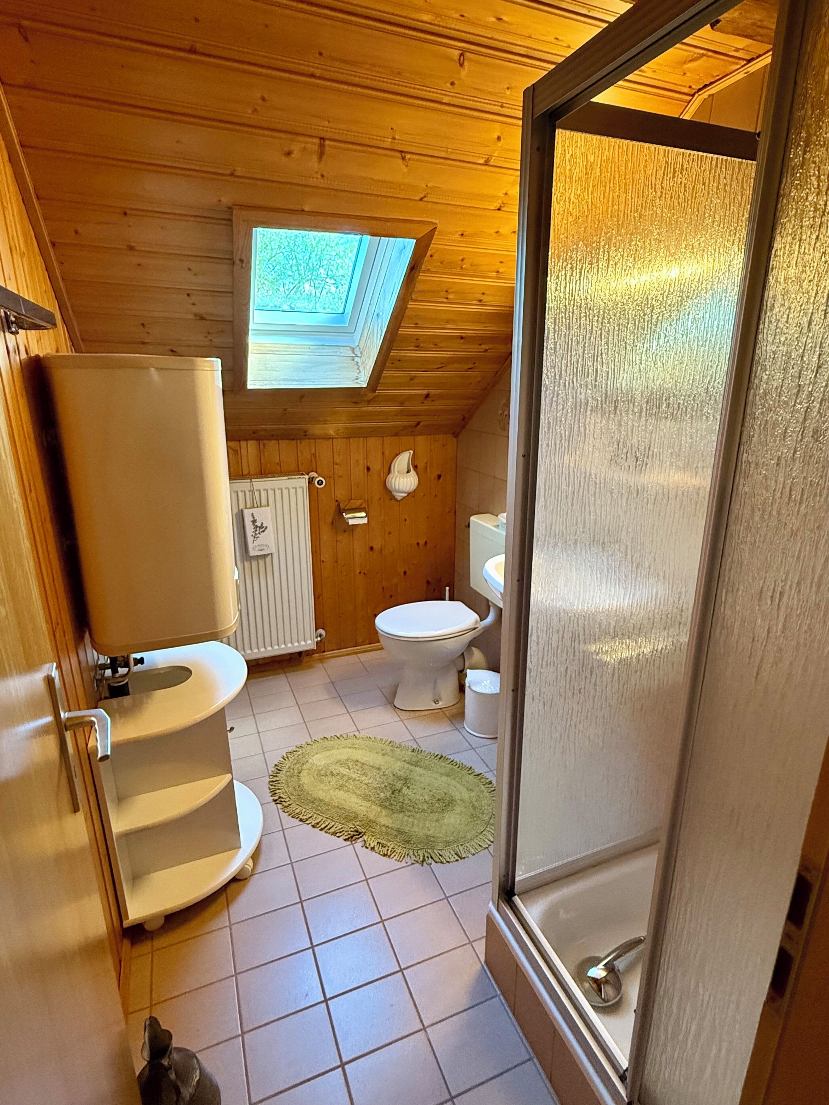 Bruser, hårtørrer, håndklæder, Toiletpapir