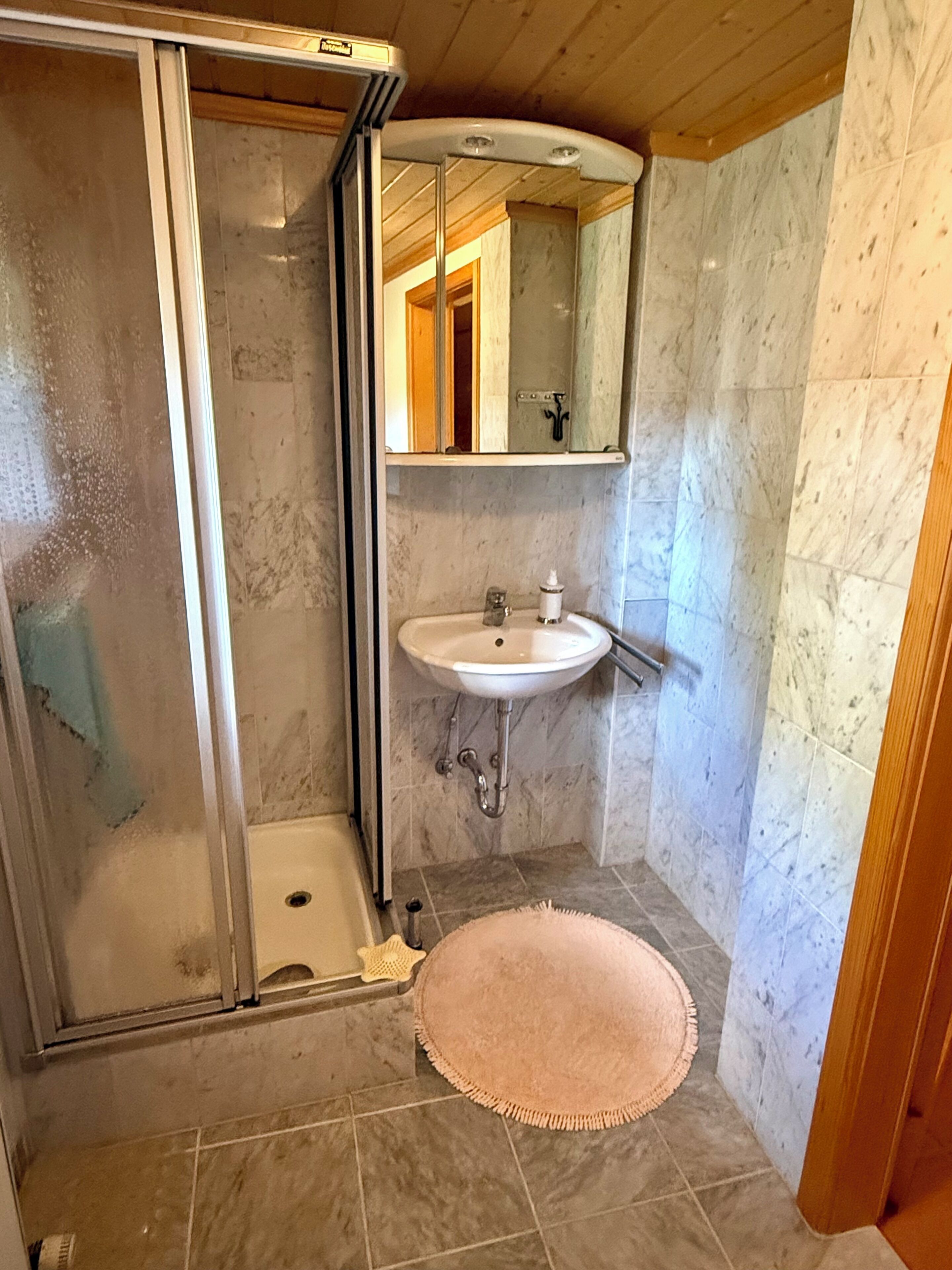 Bruser, hårtørrer, håndklæder, Toiletpapir