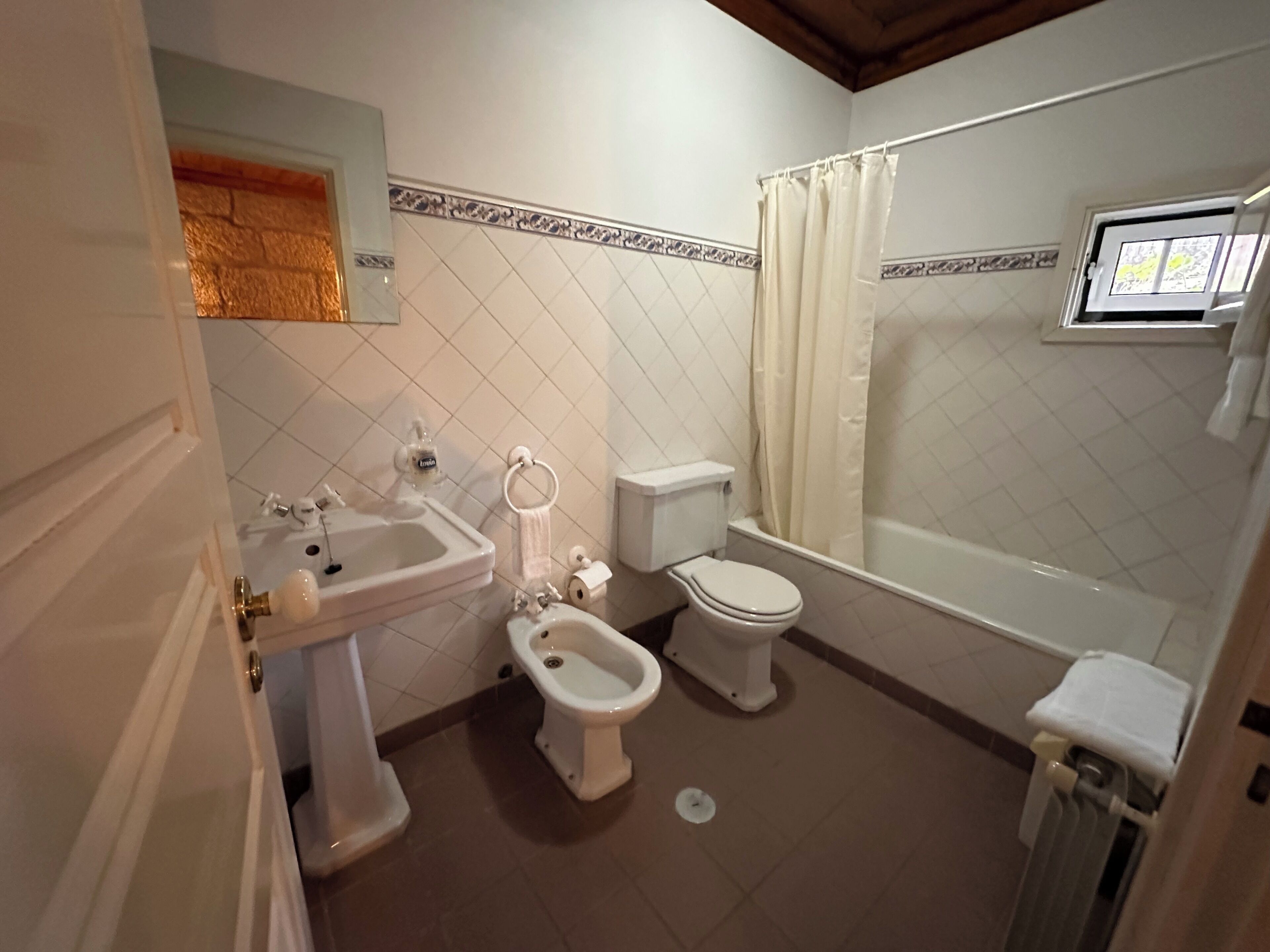 Douche, bidet, serviettes fournies, savon
