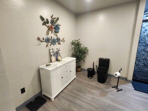 Spa - Cozy 1-bedroom house located near the Wichita Mountains. (Cement)